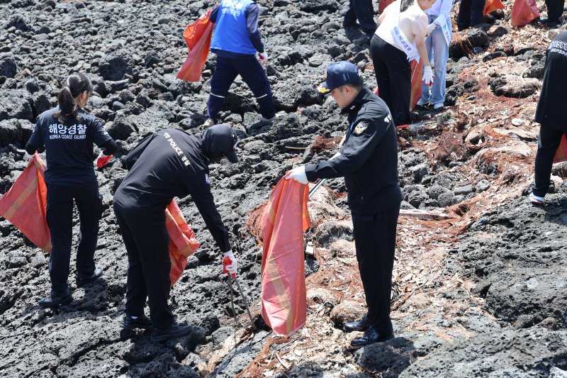 [제주=뉴시스] 제주해양경찰서가 5일 오전 제주시 조천읍 해안가에서 제30회 바다의 날을 맞아 민관 연안·수중 정화활동을 하고 있다. (사진=제주해양경찰서 제공) 2025.06.05. photo@newsis.com