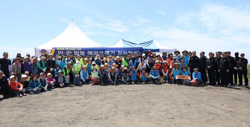 [제주=뉴시스] 제주해양경찰서가 5일 오전 제주시 조천읍 해안가에서 제30회 바다의 날을 맞아 민관 연안·수중 정화활동을 하고 기념사진을 찍고 있다. (사진=제주해양경찰서 제공) 2025.06.05. photo@newsis.com