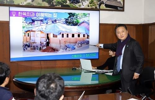 자신 소유의 부동산 설명하는 김영환 충북지사 (출처=연합뉴스)