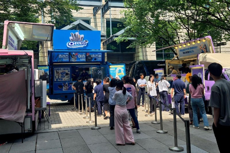 5일 오후 전국금융산업노동조합 한국산업은행지부가 부산 이전 저지 투쟁 3주년을 맞이해 마련한 푸드코트에서 직원들이 줄을 서서 음식을 받고 있다.
