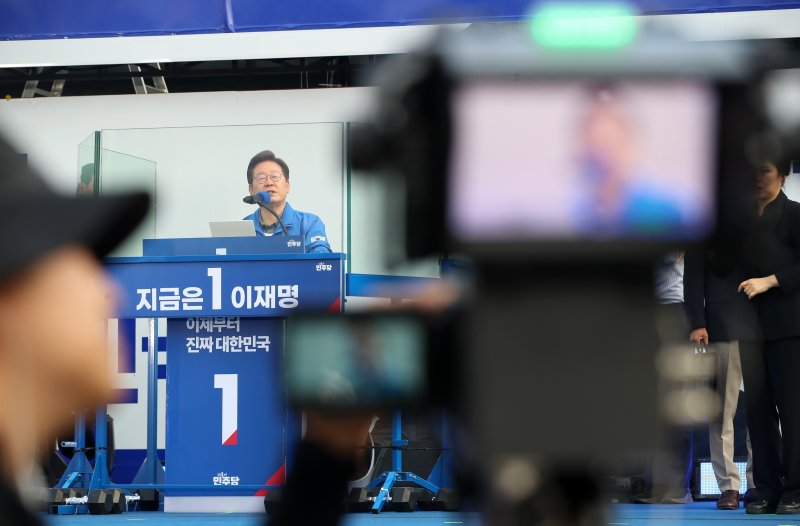 이재명 대통령이 후보 시절이던 지난 1일 오후 부산 동구 부산역 광장에서 열린 유세에서 시민들에게 지지를 호소하고 있다. 2025.6.1/뉴스1 ⓒ News1 윤일지 기자