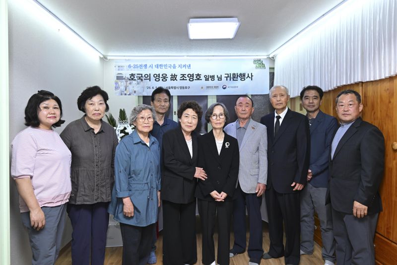 고 조영호 일병의 유가족 내외 및 친인척이 호국의 영웅 귀환 행사를 마치고 기념사진을 촬영하고 있다. 국방부 제공