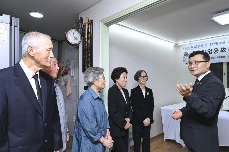 이근원 국방부유해발굴감식단장이 고 조영호 일병의 유가족인 여동생 조순호 씨(85세, 왼쪽에서 세 번째), 큰딸 조한춘 씨(78세, 왼쪽에 다섯 번째)와 작은딸 조한금 씨(75세, 왼쪽에서 네번째)에게 호국의 영웅 귀환 행사의 의미와 고인의 참전경로 등을 설명하고 있다. 국방부 제공