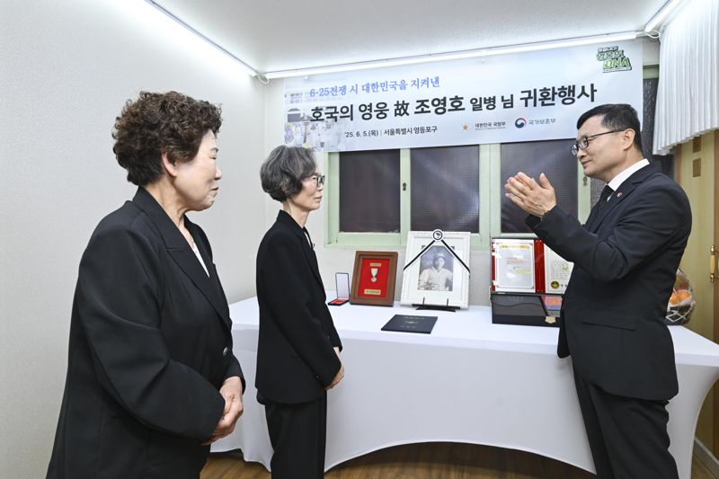 이근원 국방부유해발굴감식단장이 고 조영호 일병의 유가족인 큰딸 조한춘 씨(78세, 왼쪽에 두 번째)와 작은딸 조한금 씨(75세, 맨 왼쪽)에게 호국의 영웅 귀환 행사의 의미와 고인의 참전경로 등을 설명하고 있다. 국방부 제공