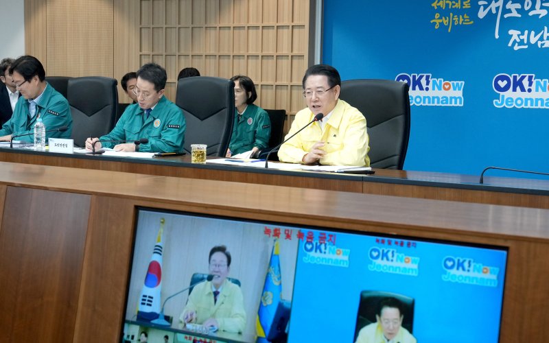 김영록 전라남도지사가 5일 오후 전남도청 동부지역본부 나철실에서 중앙정부 ‘안전치안 점검 화상회의’에 참석, 이재명 대통령에게 전남지역 현안에 대해 건의하고 있다.(전남도 제공. 재판매 및 DB금지) 2025.6.5/뉴스1