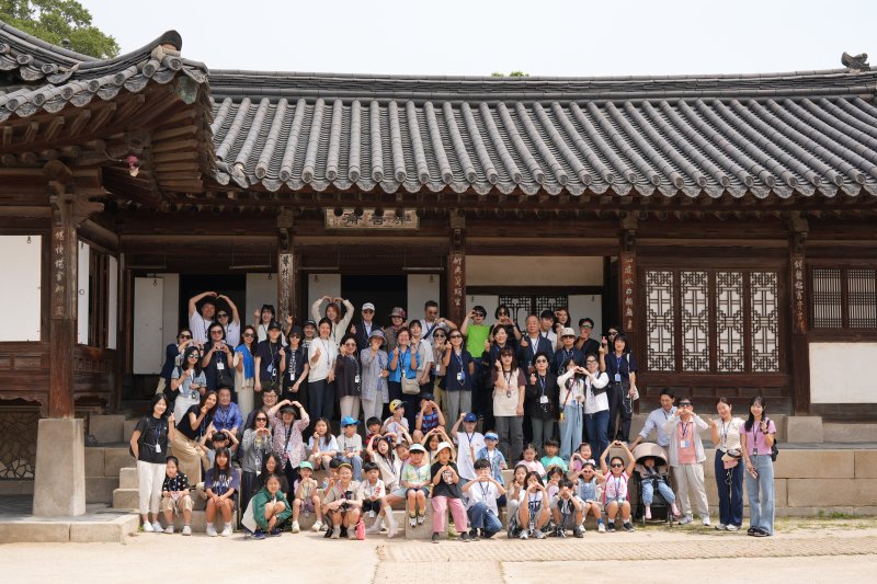 지난 5월 31일 현대건설 본사에 초청된 해외 현장 임직원 가족들이 본사 인근 창덕궁 관람을 마친 뒤 단체 기념촬영을 하고 있다. 현대건설 제공