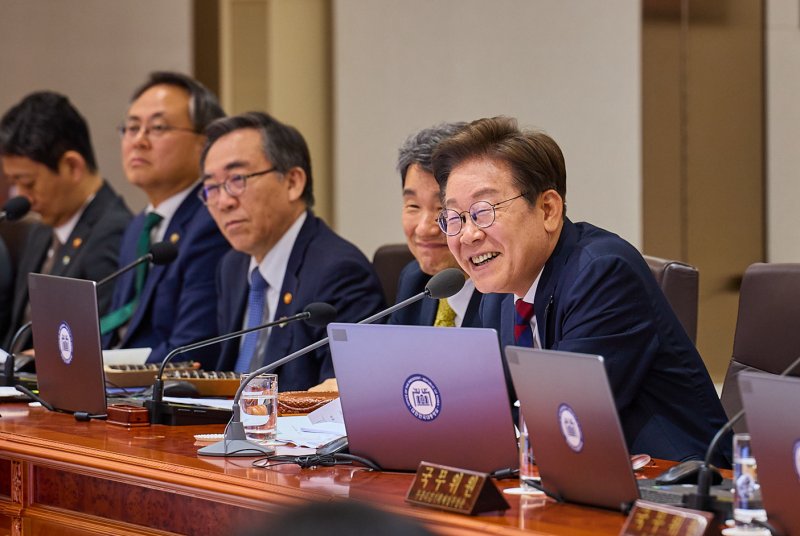 김밥으로 점심 때우며 국무회의 이재명 대통령이 5일 용산 대통령실에서 취임 후 첫 국무회의를 주재한 가운데 점심식사로 김밥이 제공됐다. 이 대통령은 "우리는 다 국민으로부터 위임받은 업무를 하는 대리인"이라며 "여러분들이 매우 어색할 수도 있겠지만, 공직에 있는 그 기간만큼은 국민을 중심에 두고 각자 해야 할 일에 최선을 다하면 될 것 같다"며 분발을 당부했다. 뉴스1