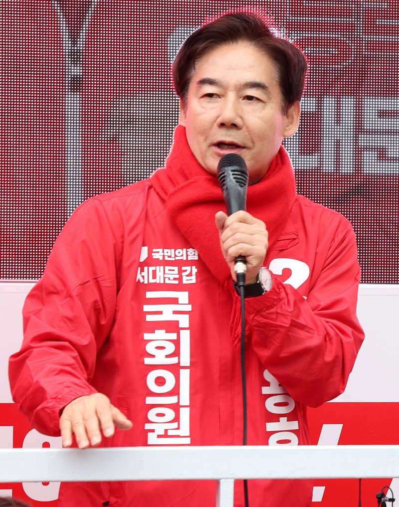 [서울=뉴시스] 추상철 기자 = 이용호 국민의힘 서대문갑 후보가 28일 오전 서울 서대문구 신촌에서 열린 '국민의힘으로 서대문살리기' 집중유세에서 지지를 호소하고 있다. 2024.03.28. scchoo@newsis.com