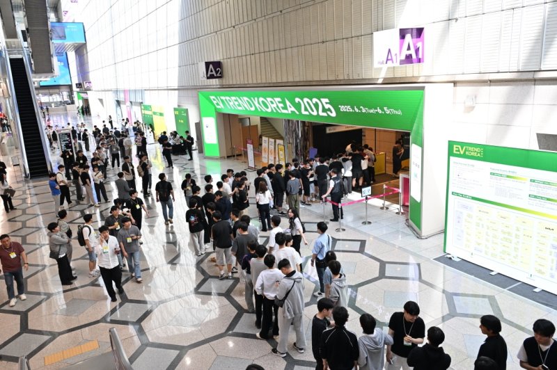 EV 트렌드 코리아 2025 입장 대기 줄 (출처=연합뉴스)