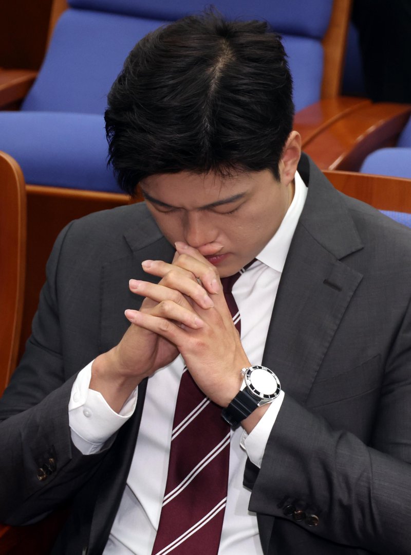 [서울=뉴시스] 조성봉 기자= 김용태 국민의힘 비상대책위원장이 5일 오전 서울 여의도 국회에서 열린 의원총회에서 잠시 생각에 잠겨있다. 2025.06.05. suncho21@newsis.com