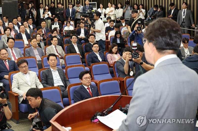 무거운 분위기의 국민의힘 의총 (출처=연합뉴스)