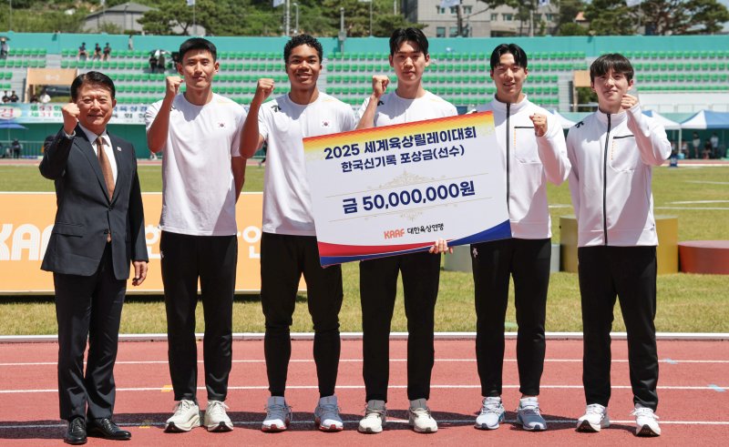 [서울=뉴시스] 한국 남자 400m 계주팀 포상금 수여식. (사진 = 대한육상연맹 제공) *재판매 및 DB 금지