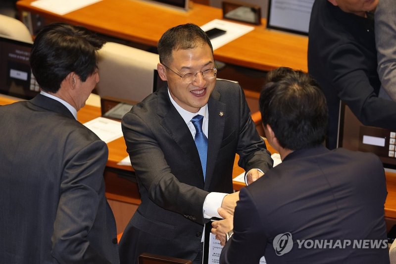 의원들과 인사하는 더불어민주당 김상욱 의원 (출처=연합뉴스)