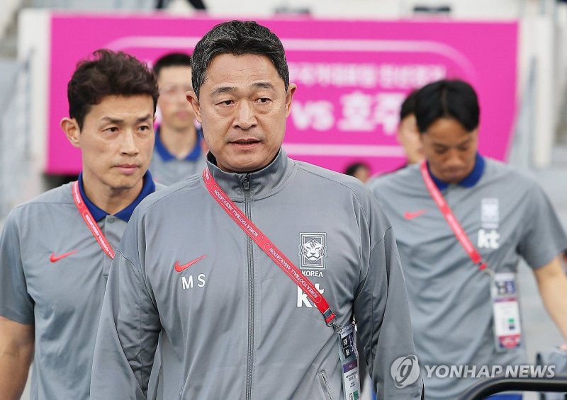 경기장 들어서는 이민성 감독 (출처=연합뉴스)
