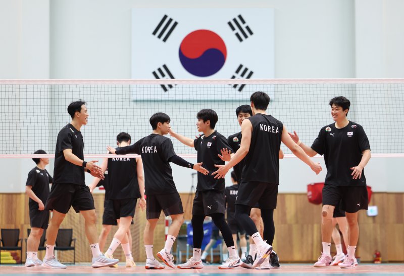 [진천=뉴시스] 황준선 기자 = 대한민국 세이벳 남자 국가대표팀 선수들이 23일 오후 충북 진천군 진천국가대표선수촌에서 훈련을 하고 있다. 2025.05.23. hwang@newsis.com
