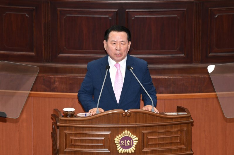 [창원=뉴시스]이재두 경남도토토 사이트 바카라이 5일 제424회 정례회 제2차 본회의에서 도정질문을 하고 있다.(사진=경남도의회 제공) 2025.06.05. photo@newsis.com