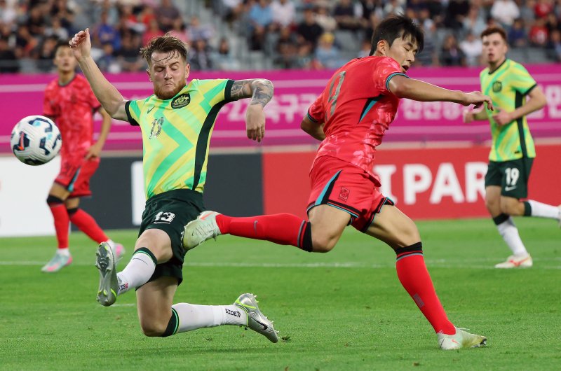 5일 오후 경기도 용인미르스타디움에서 열린 하나은행 초청 U-22 축구국가대표팀 친선경기 대한민국과 호주의 경기에서 대한민국 정재상이 감각적인 힐슛을 날리고 있다. 2025.6.5/뉴스1 ⓒ News1 박정호 기자