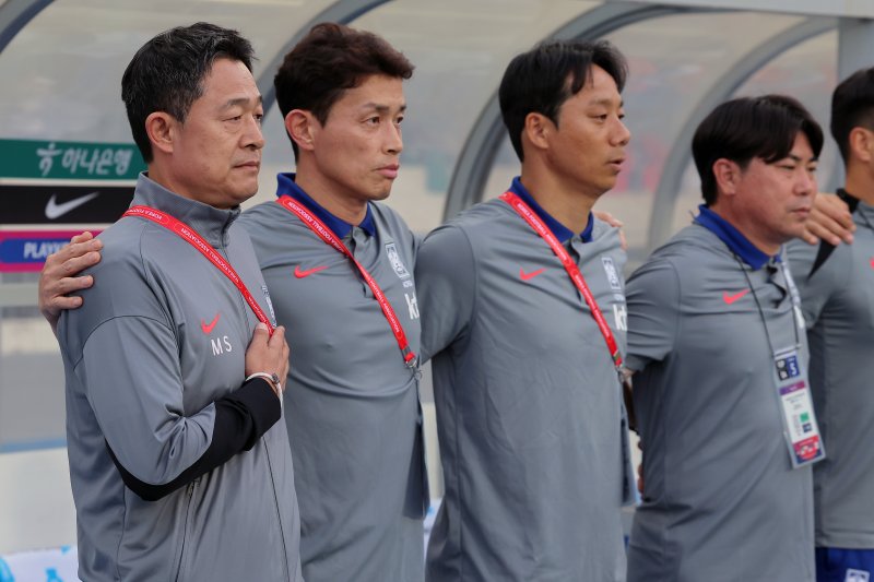 이민성 U-22 대표팀 감독이 5일 오후 경기도 용인미르스타디움에서 열린 하나은행 초청 U-22 축구국가대표팀 친선경기 대한민국과 호주의 경기에서 애국가 연주에 염기훈 코치 등과 어깨를 걸고 있다. 2025.6.5/뉴스1 ⓒ News1 박정호 기자