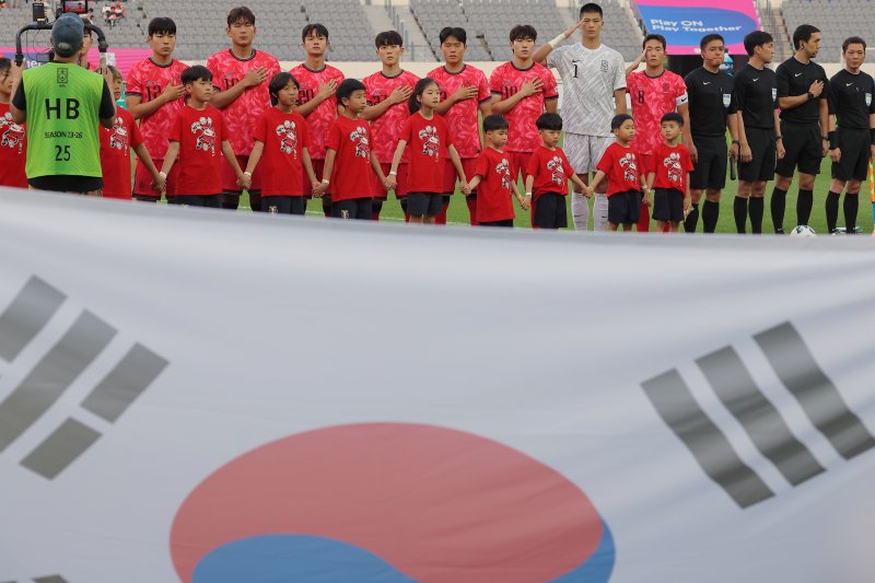 5일 오후 경기도 용인미르스타디움에서 열린 하나은행 초청 U-22 축구국가대표팀 친선경기 대한민국과 호주의 경기에서 대한민국 선수들이 애국가를 부르고 있다. 2025.6.5/뉴스1 ⓒ News1 박정호 기자