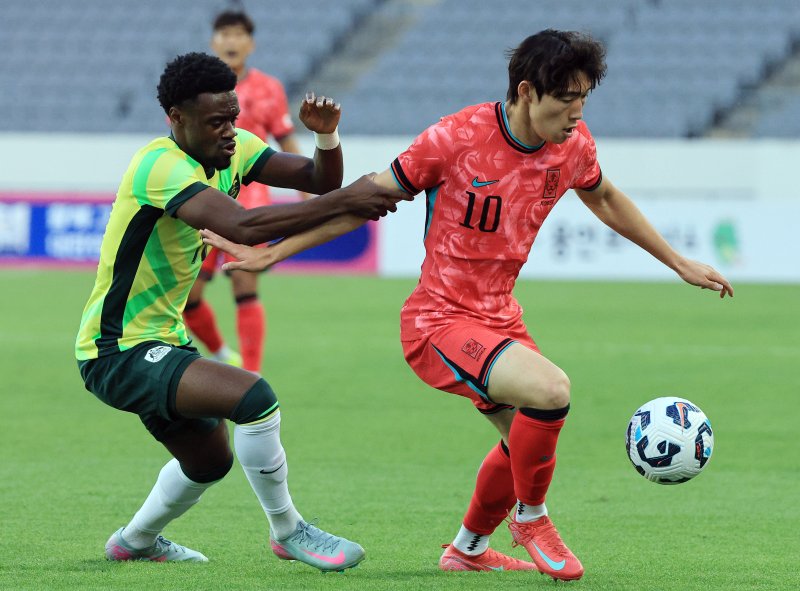 5일 오후 경기도 용인미르스타디움에서 열린 하나은행 초청 U-22 축구국가대표팀 친선경기 대한민국과 호주의 경기에서 대한민국 배준호가 호주 야야 두쿨리(Yaya DUKULY)와 치열한 승부를 펼치고 있다. 2025.6.5/뉴스1 ⓒ News1 박정호 기자