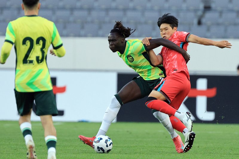 5일 오후 경기도 용인미르스타디움에서 열린 하나은행 초청 U-22 축구국가대표팀 친선경기 대한민국과 호주의 경기에서 대한민국 최우진이 호주 징 릭(Jing REEC)과 치열한 승부를 펼치고 있다. 2025.6.5/뉴스1 ⓒ News1 박정호 기자