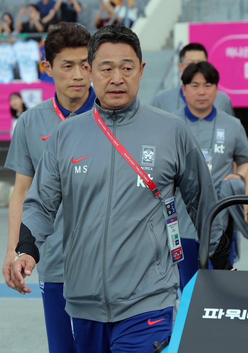 이민성 U-22 대표팀 감독이 5일 오후 경기도 용인미르스타디움에서 열린 하나은행 초청 U-22 축구국가대표팀 친선경기 대한민국과 호주의 경기에서 피치로 나서고 있다. 2025.6.5/뉴스1 ⓒ News1 박정호 기자