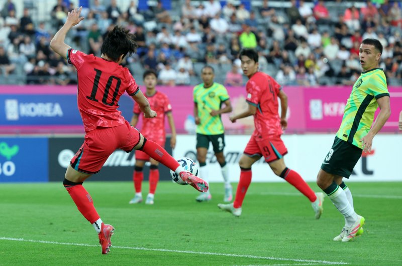 5일 오후 경기도 용인미르스타디움에서 열린 하나은행 초청 U-22 축구국가대표팀 친선경기 대한민국과 호주의 경기에서 대한민국 배준호가 슛을 날리고 있다. 2025.6.5/뉴스1 ⓒ News1 박정호 기자