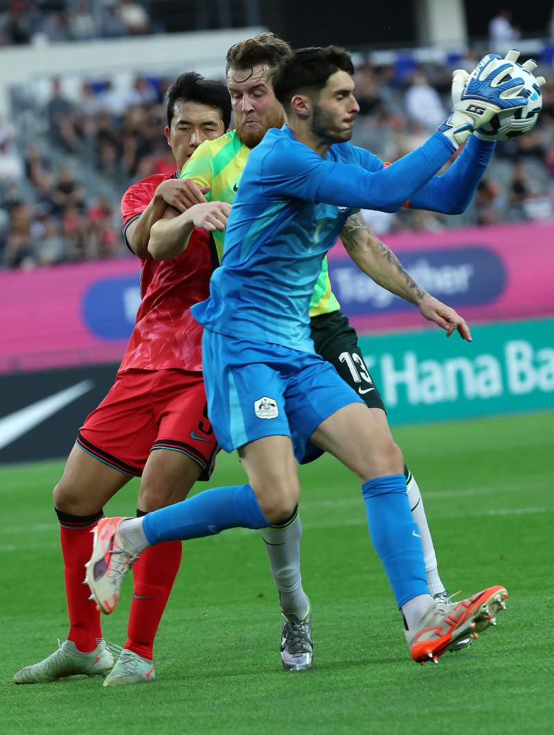 5일 오후 경기도 용인미르스타디움에서 열린 하나은행 초청 U-22 축구국가대표팀 친선경기 대한민국과 호주의 경기에서 대한민국 정재상에 앞서 호주 패트릭 비치(Patrick BEACH) 골키퍼가 볼을 따내고 있다. 2025.6.5/뉴스1 ⓒ News1 박정호 기자