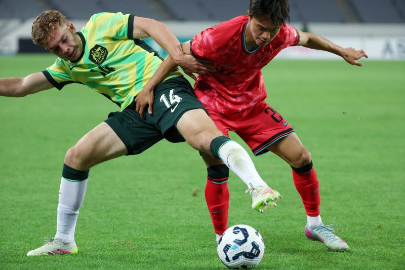 5일 오후 경기도 용인미르스타디움에서 열린 하나은행 초청 U-22 축구국가대표팀 친선경기 대한민국과 호주의 경기에서 대한민국 박창우가 호주 에단 알라지치(Ethan ALAGICH)와 치열한 볼다툼을 벌이고 있다. 2025.6.5/뉴스1 ⓒ News1 박정호 기자