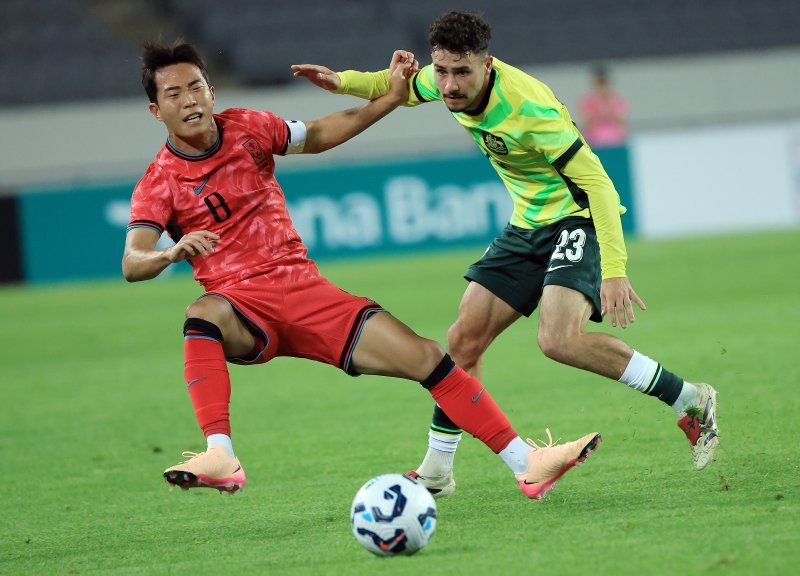 5일 오후 경기도 용인미르스타디움에서 열린 하나은행 초청 U-22 축구국가대표팀 친선경기 대한민국과 호주의 경기에서 대한민국 이승원이 호주 리스 보지노브스키(Rhys BOZINOVSKI)에게 밀려 쓰러지고 있다. 2025.6.5/뉴스1 ⓒ News1 박정호 기자
