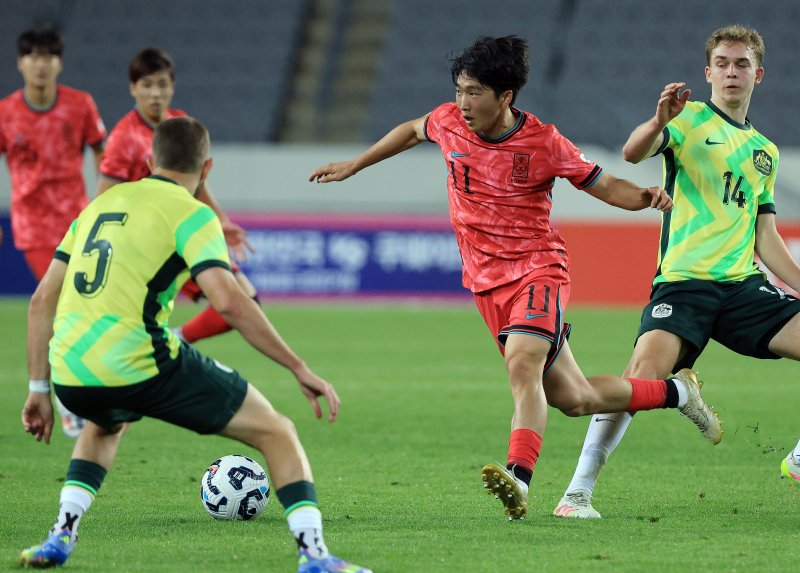 5일 오후 경기도 용인미르스타디움에서 열린 하나은행 초청 U-22 축구국가대표팀 친선경기 대한민국과 호주의 경기에서 대한민국 김용학이 드리블 돌파를 하고 있다. 2025.6.5/뉴스1 ⓒ News1 박정호 기자