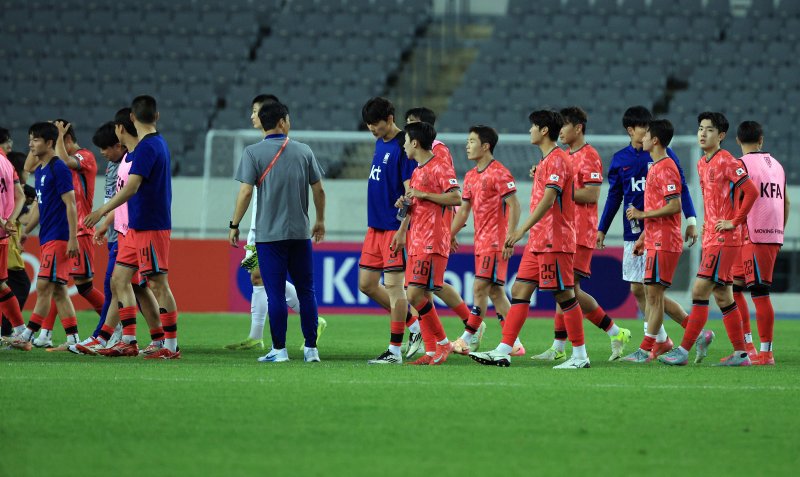 5일 오후 경기도 용인미르스타디움에서 열린 하나은행 초청 U-22 축구국가대표팀 친선경기 대한민국과 호주의 경기에서 0대 0 무승부로 마친 대한민국 선수들이 아쉬워하며 피치를 떠나고 있다. 2025.6.5/뉴스1 ⓒ News1 박정호 기자