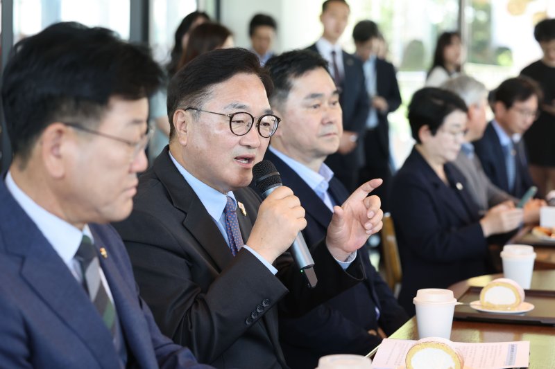 [서울=뉴시스] 권창회 기자 = 우원식 국회의장이 5일 서울 여의도 국회 강변서재에서 열린 6.5. 세계 환경의 날 기념 국회 기후위기특위 위원 초청 차담회에서 인사말을 하고 있다. 2025.06.05. kch0523@newsis.com