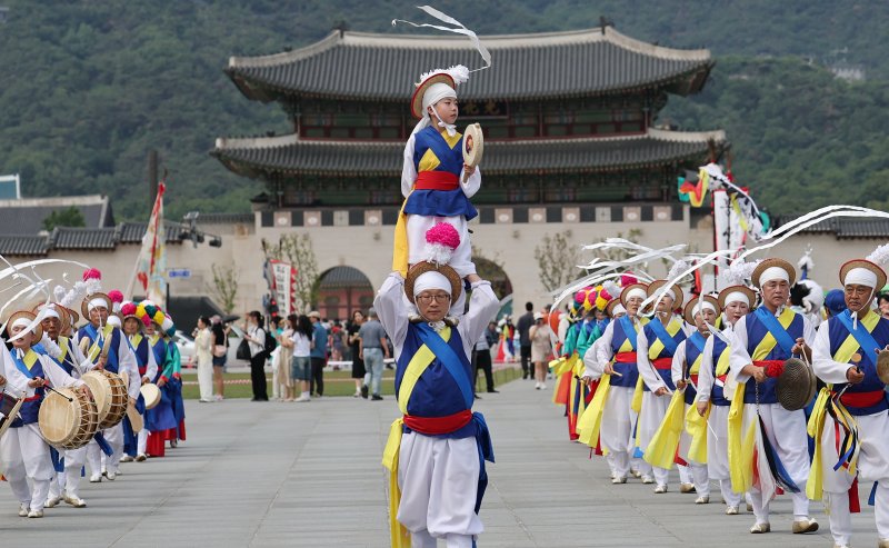 제1회 온라인 바카라날인 5일 오후 서울 종로구 광화문광장에서 '여민락 대축제' 국악의 날 기념 퍼레이드가 열리고 있다. 국악의날은 전통예술의 발전과 활성화를 위해 시행된 '국악진흥법'에 따라 조선시대 세종실록 '여민락(與民樂)'의 최초 기록일을 기념해 지정된 법정기념일이다. 2025.6.5/뉴스1 ⓒ News1 오대일 기자