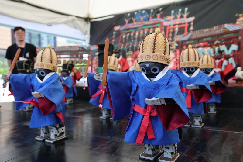제1회 온라인 바카라날인 5일 오후 서울 종로구 광화문광장에 마련된 특설무대에서 시민들이 로봇이 연주하는 종묘제례악 공연을 관람하고 있다. 2025.6.5/뉴스1 ⓒ News1 오대일 기자
