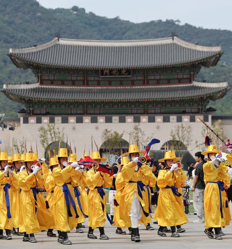 제1회 온라인 바카라날인 5일 오후 서울 종로구 광화문광장에서 열린 '여민락 대축제' 국악의 날 기념 퍼레이드에서 국방부 군악대대 전통악대가 악기를 연주하고 있다. 2025.6.5/뉴스1 ⓒ News1 오대일 기자