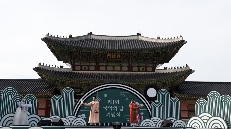 온라인 바카라 서울 종로구 경복궁 흥례문 광장에서 열린 '제1회 국악의 날 기념식'에서 국악인 김준수와 유태평양이 공연을 펼치고 있다. 2025.6.5/뉴스1 ⓒ News1 이승배 기자