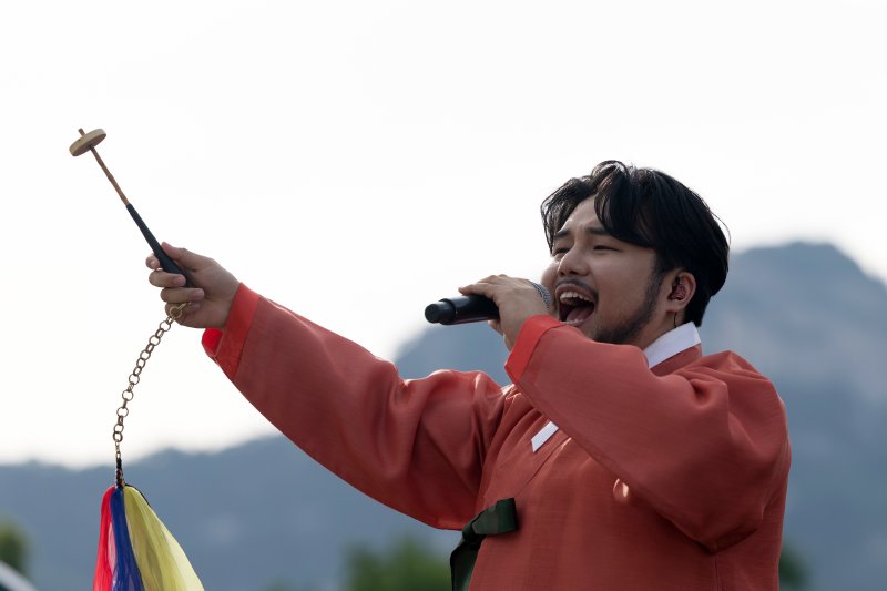 온라인 바카라 서울 종로구 경복궁 흥례문 광장에서 열린 '제1회 국악의 날 기념식'에서 국악인 유태평양이 공연을 펼치고 있다. 2025.6.5/뉴스1 ⓒ News1 이승배 기자