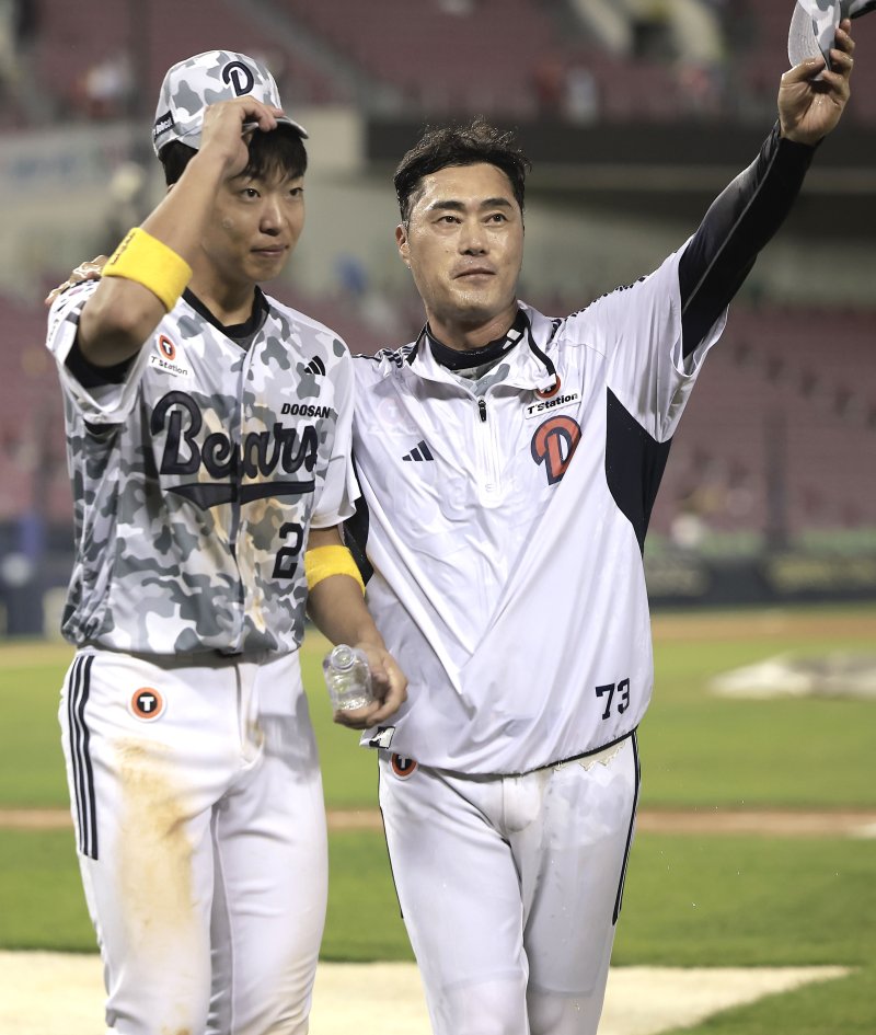 [서울=뉴시스] 정병혁 기자 = 5일 서울 송파구 잠실야구장에서 열린 2025 KBO리그 KIA 타이거즈와 두산 베어스의 경기, 첫 승을 거둔 두산 조성환 감독대행이 끝내기 온라인카지노를 만들어낸 김민석과 함께 관중들에게 인사를 하고 있다. 2025.06.05. jhope@newsis.com
