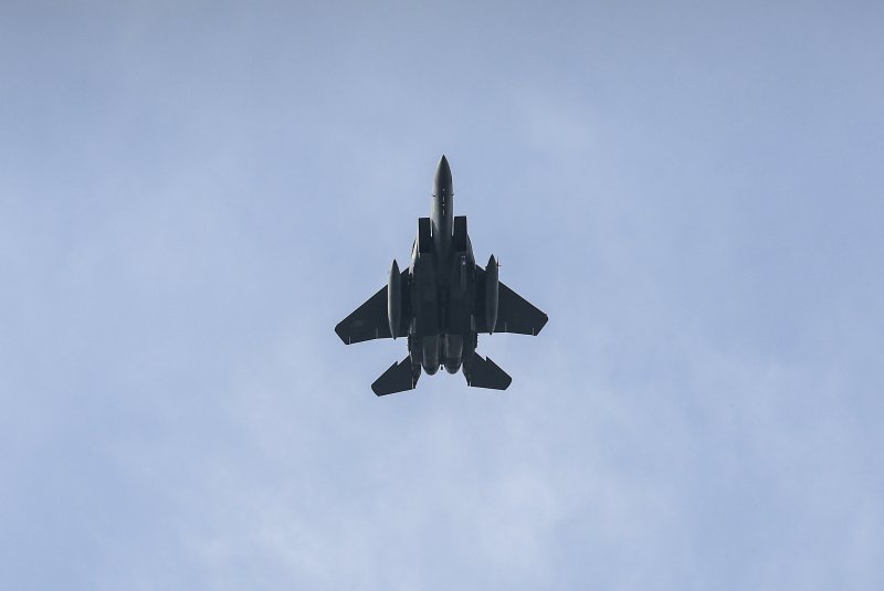 [서울=뉴시스] 정병혁 기자 = 5일 서울 송파구 잠실야구장 상공에 공군 F-15K가 현충일 행사 관련 연습비행을 하고 있다. 2025.06.05. jhope@newsis.com