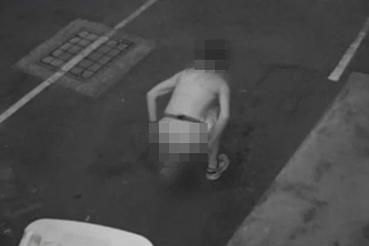 [뉴시스] 호주 퍼스 북서부에 위치한 한 건강 클리닉 앞에서 한 여성이 무려 네 차례나 대변을 보고 달아나는 모습이 포착돼 큰 충격을 주고 있다. 해당 사진은 3월 20일 CCTV에 포착된 해당 여성의 모습이다. (사진=데일리메일)