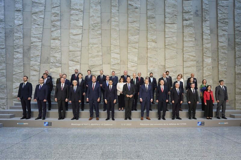 나토 국방장관회의 기념사진 (출처=연합뉴스)