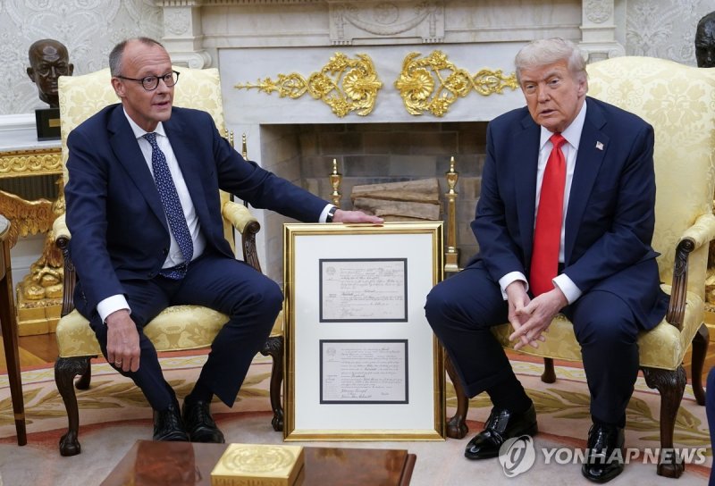 트럼프 조부 출생증명서 선물하는 메르츠 총리 (출처=연합뉴스)