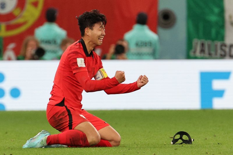 카타르 월드컵 16강 진출을 확정한 뒤 기뻐하는 손흥민 2022.12.3/뉴스1 ⓒ News1 이광호 기자