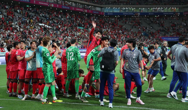[서울=뉴시스] 김선웅 기자 = 지난해 6월11일 오후 서울 마포구 서울월드컵경기장에서 열린 2026 국제축구연맹(FIFA) 북중미 월드컵 아시아 지역 2차 예선 조별리그 C조 6차전 한국과 중국의 경기, 대표팀 주장 손흥민과 선수들이 경기 종료 후 그라운드를 돌며 축구팬들에게 인사하고 있다. 2024.06.11. mangusta@newsis.com