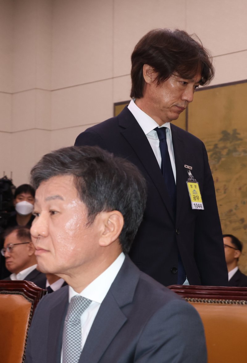 [서울=뉴시스] 고승민 기자 = 홍명보 국가대표팀 감독이 지난해 9월24일 서울 여의도 국회에서 열린 문화체육관광위원회의 대한축구협회 등에 대한 현안질의에서 의원 질의에 답한 후 자리로 돌아가고 있다. 2024.09.24. kkssmm99@newsis.com