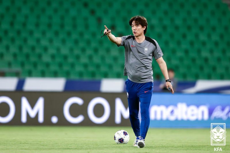 [서울=뉴시스] 2026 FIFA 북중미 월드컵 3차 예선 이라크와의 경기를 앞둔 축구대표팀 홍명보 감독이 4일(현지 시간) 이라크 바스라국제경기장에서 선수들 훈련을 지켜보고 있다. (사진=대한축구협회 제공) 2025.06.05. photo@newsis.com *재판매 및 DB 금지