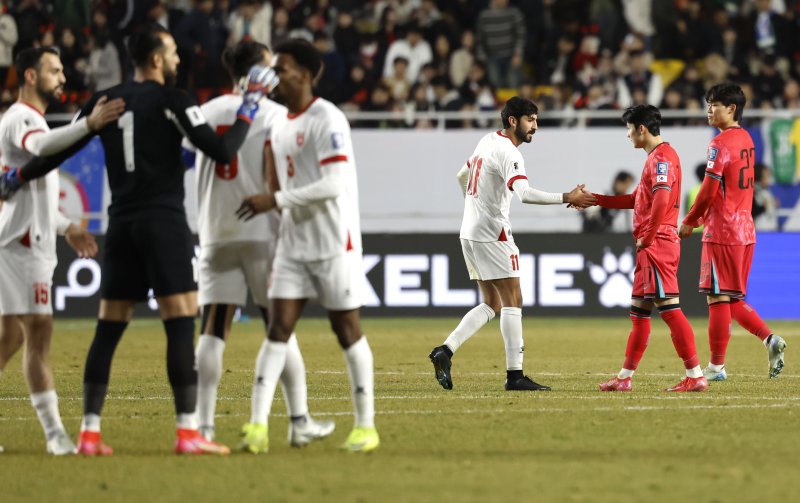 [수원=뉴시스] 정병혁 기자 = 지난 3월25일 경기 수원시 수원월드컵경기장에서 열린 2026 국제축구연맹(FIFA) 북중미 월드컵 아시아 지역 3차 예선 B조 8차전 대한민국과 요르단의 경기, 1-1로 무승부를 거둔 대한민국 선수들이 서로 격려하고 있다. 2025.03.25. jhope@newsis.com