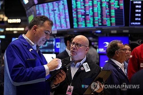 뉴욕 증권거래소의 트레이더 (출처=연합뉴스)