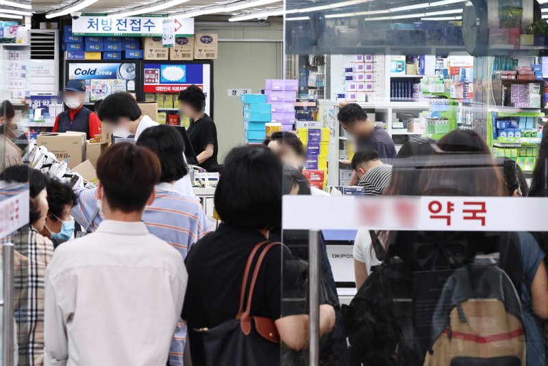서울 시내의 한 약국에서 시민들이 약을 처방받고 있다. 2024.9.13/뉴스1 ⓒ News1 구윤성 기자